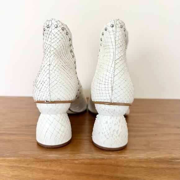 Vicson Jane Leather Silver Stud Pointed Toe Ankle Boots White Women's Size US 8 - Picture 7 of 10